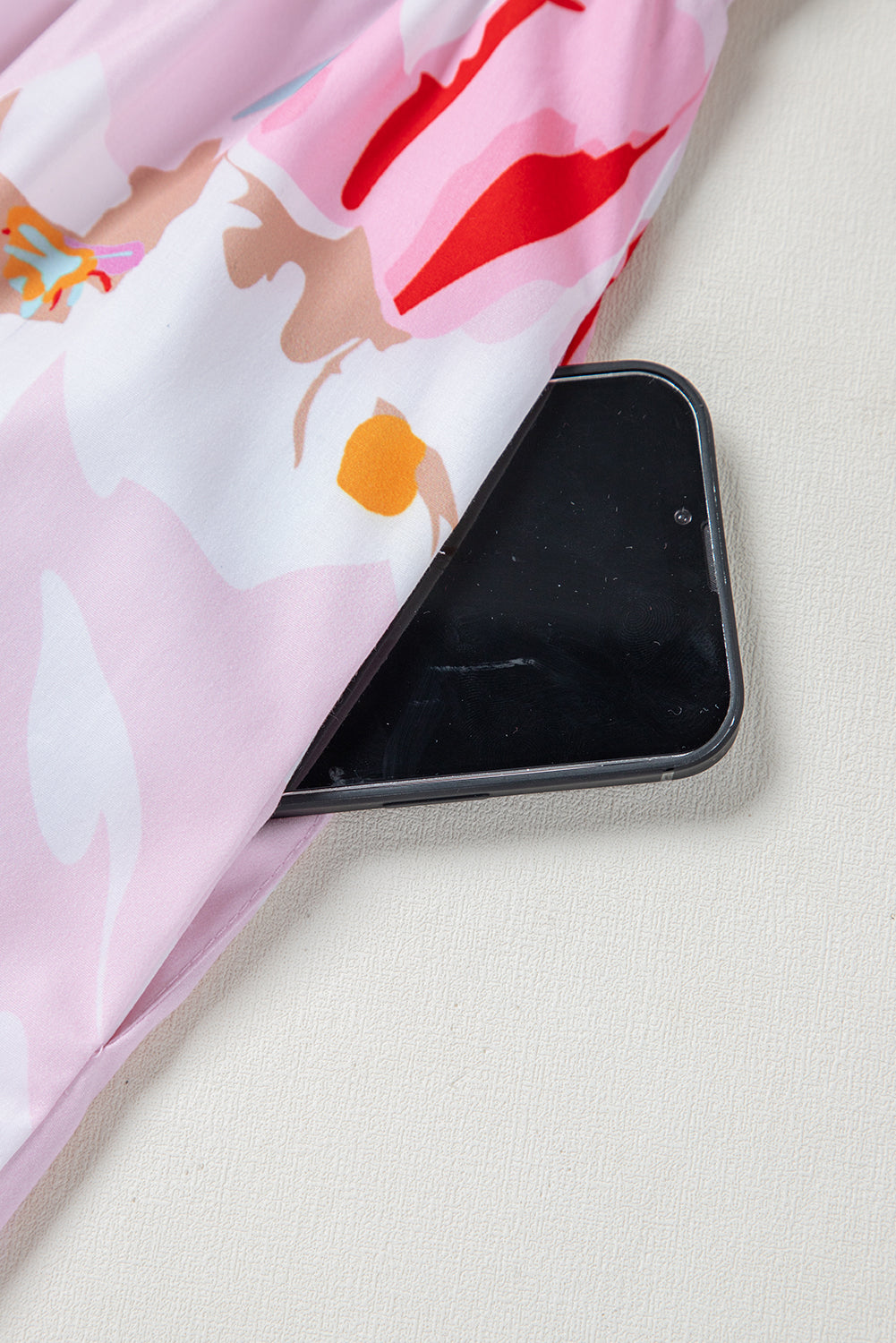 Robe longue smockée à imprimé floral rose et épaules nouées