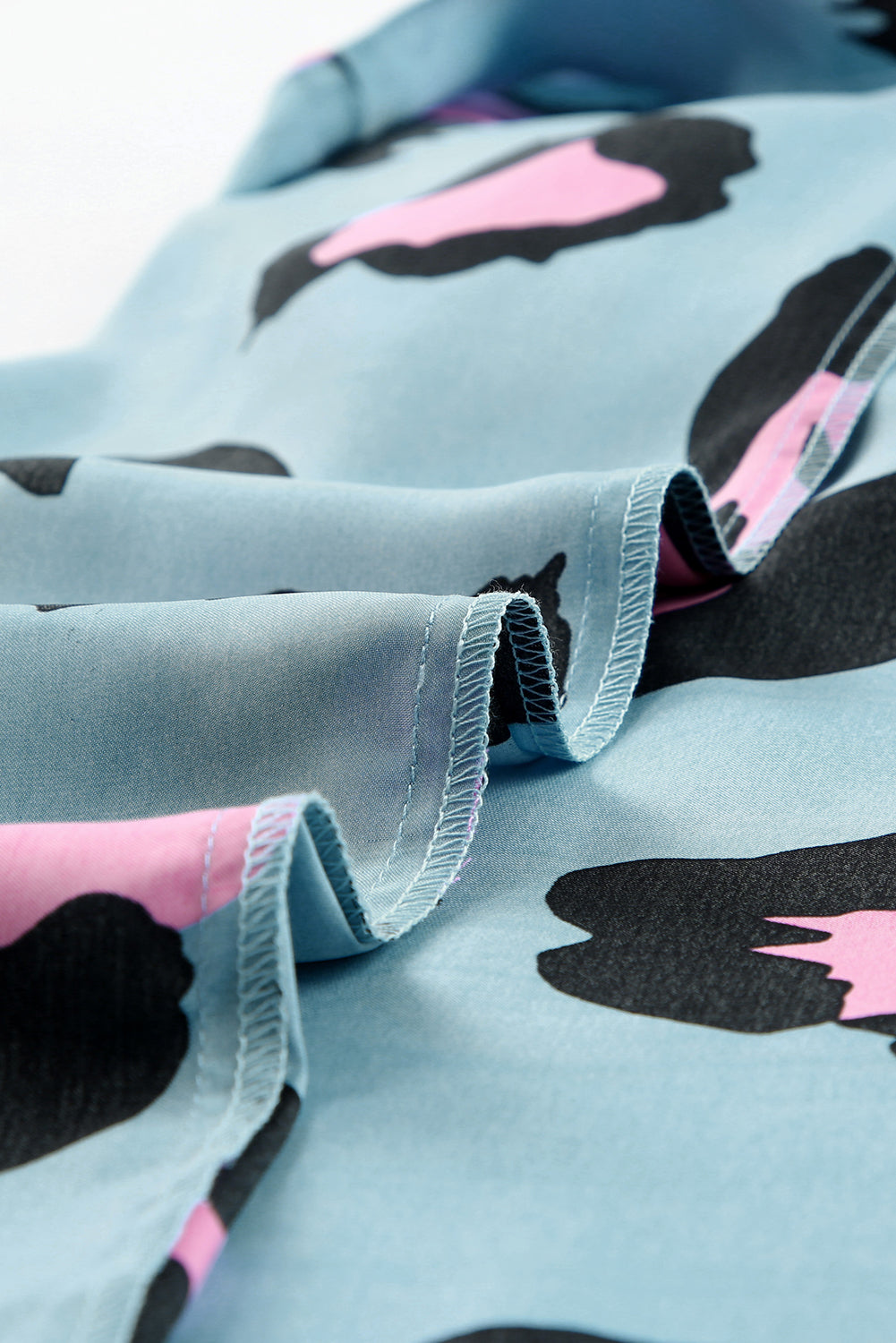 Blusa con estampado de leopardo de manga corta fruncida de color caqui