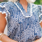 Chemisier bleu ciel à imprimé abstrait et bordure Ric Rac, manches flottantes, col en V cranté