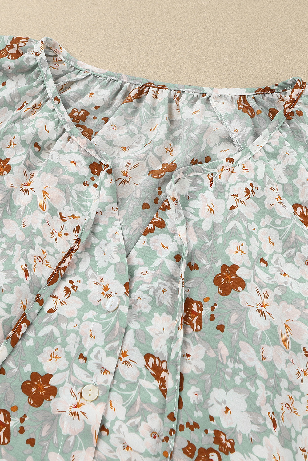 Blusa con botones y cuello en V con estampado floral 