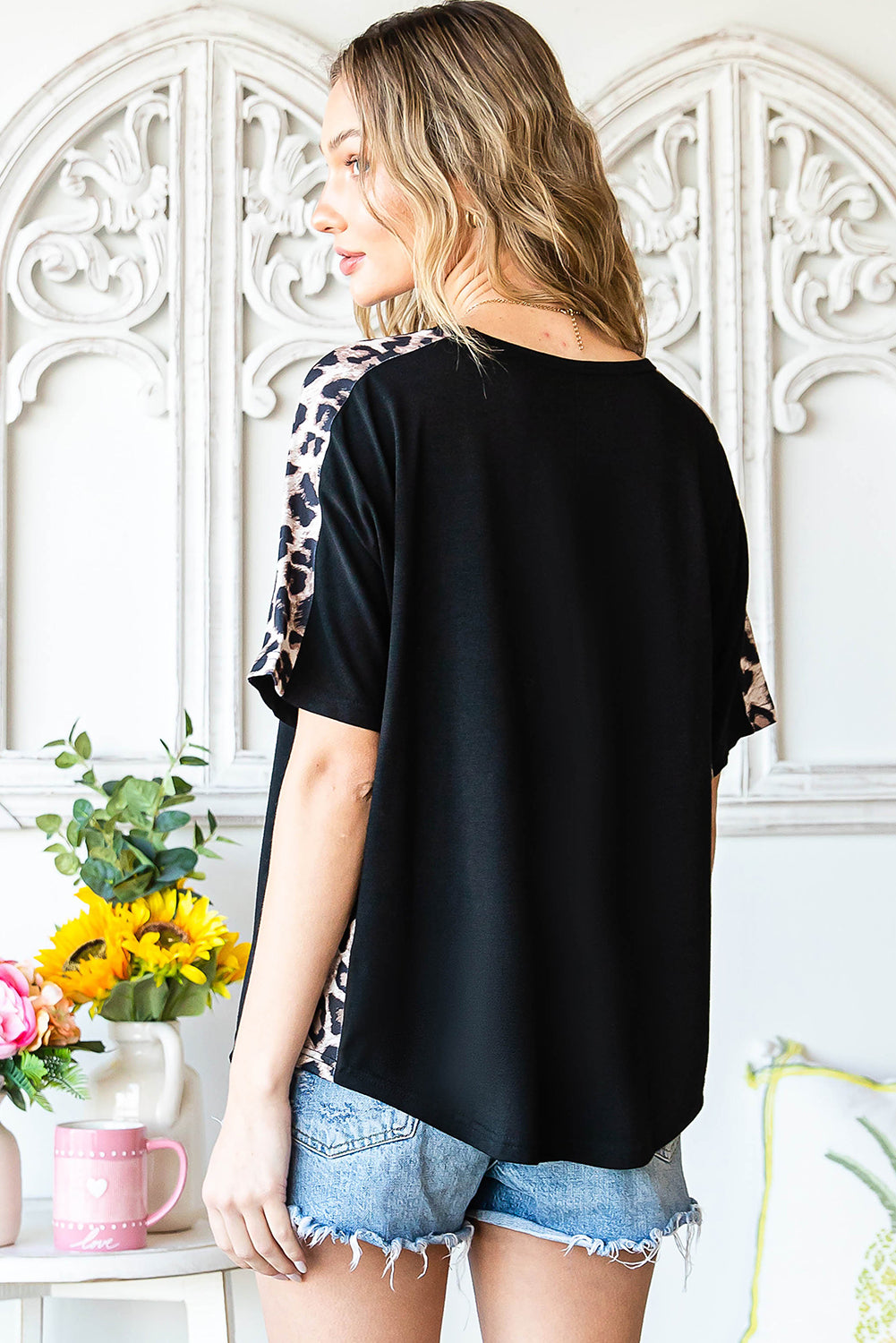 Camiseta de manga corta con cuello redondo y empalme de leopardo 