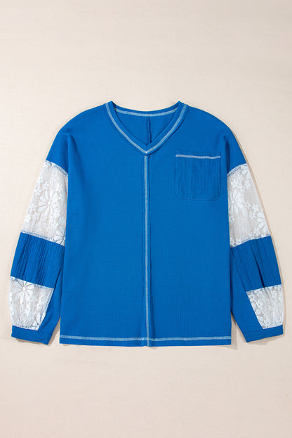 Chemisier en maille côtelée bleu ciel à manches patchwork florales et col en V
