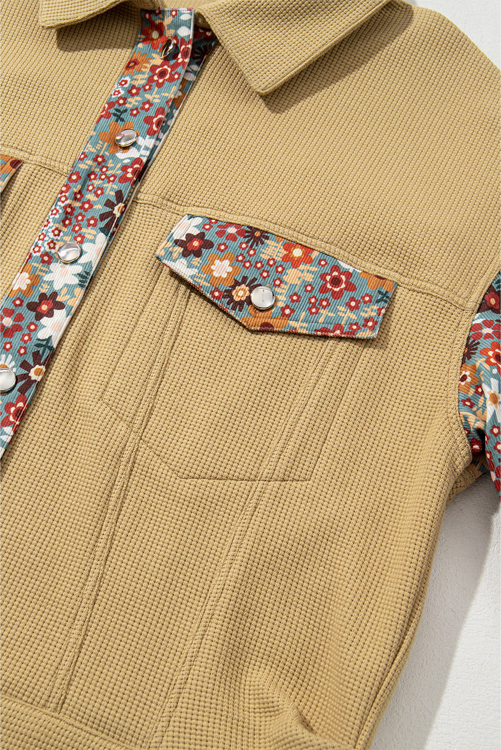 Veste boutonnée en tricot gaufré kaki à imprimé floral patchwork
