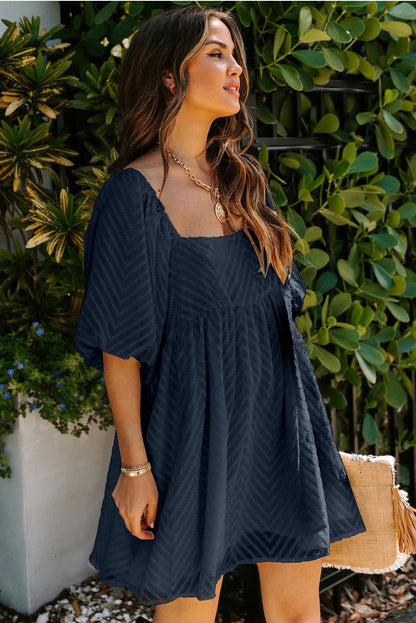 Mini-robe babydoll à col carré et manches bouffantes