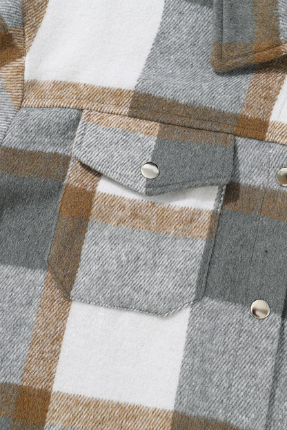 Chaqueta negra con dobladillo con flecos y bolsillo con botones a presión a cuadros 