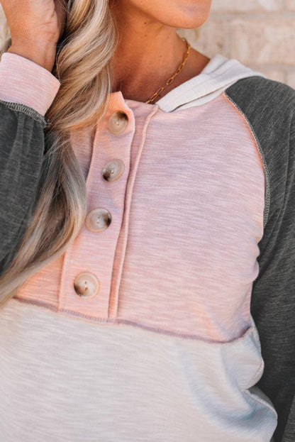 Sudadera con capucha y detalles de botones en bloques de color