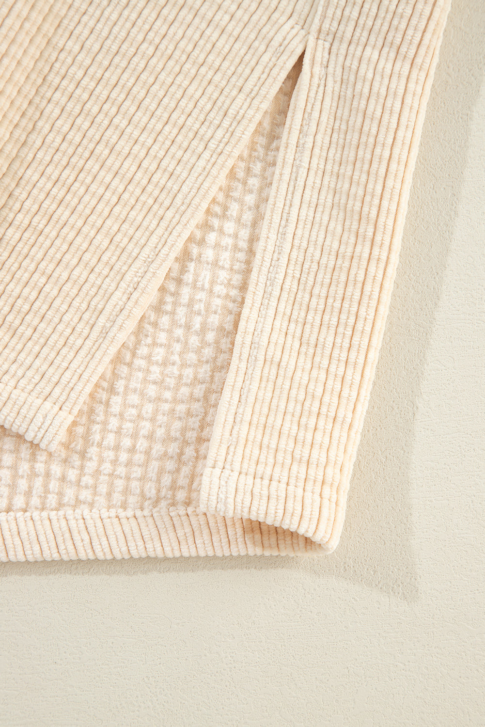 Veste-chemise boutonnée en velours côtelé couleur avoine avec poche à rabat