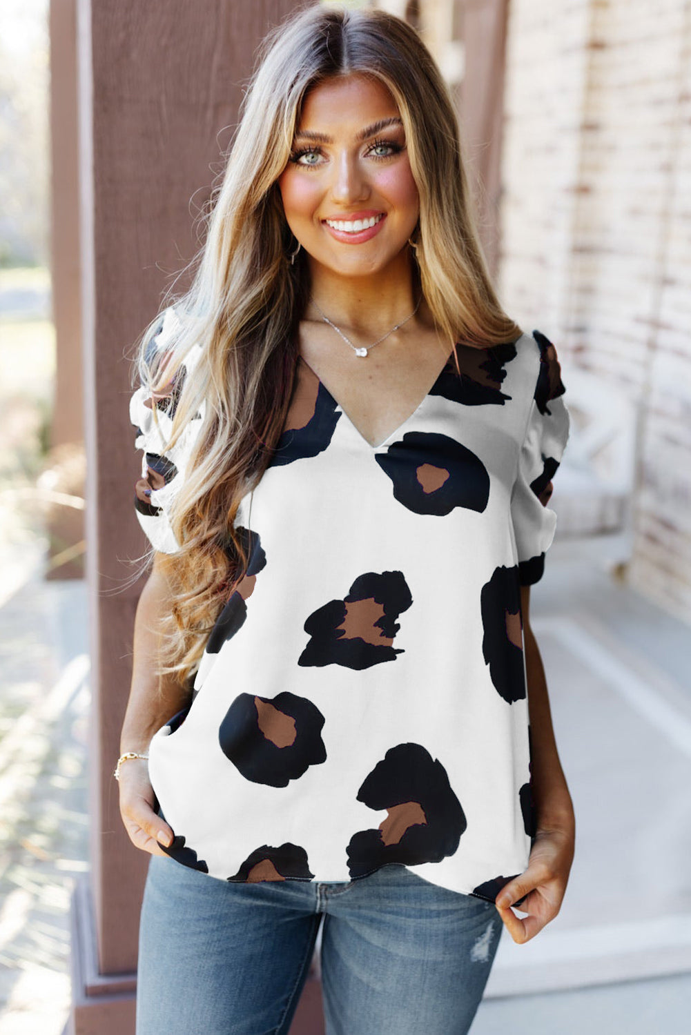 Blusa con estampado de leopardo de manga corta fruncida de color caqui