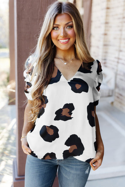 Blusa con estampado de leopardo de manga corta fruncida de color caqui