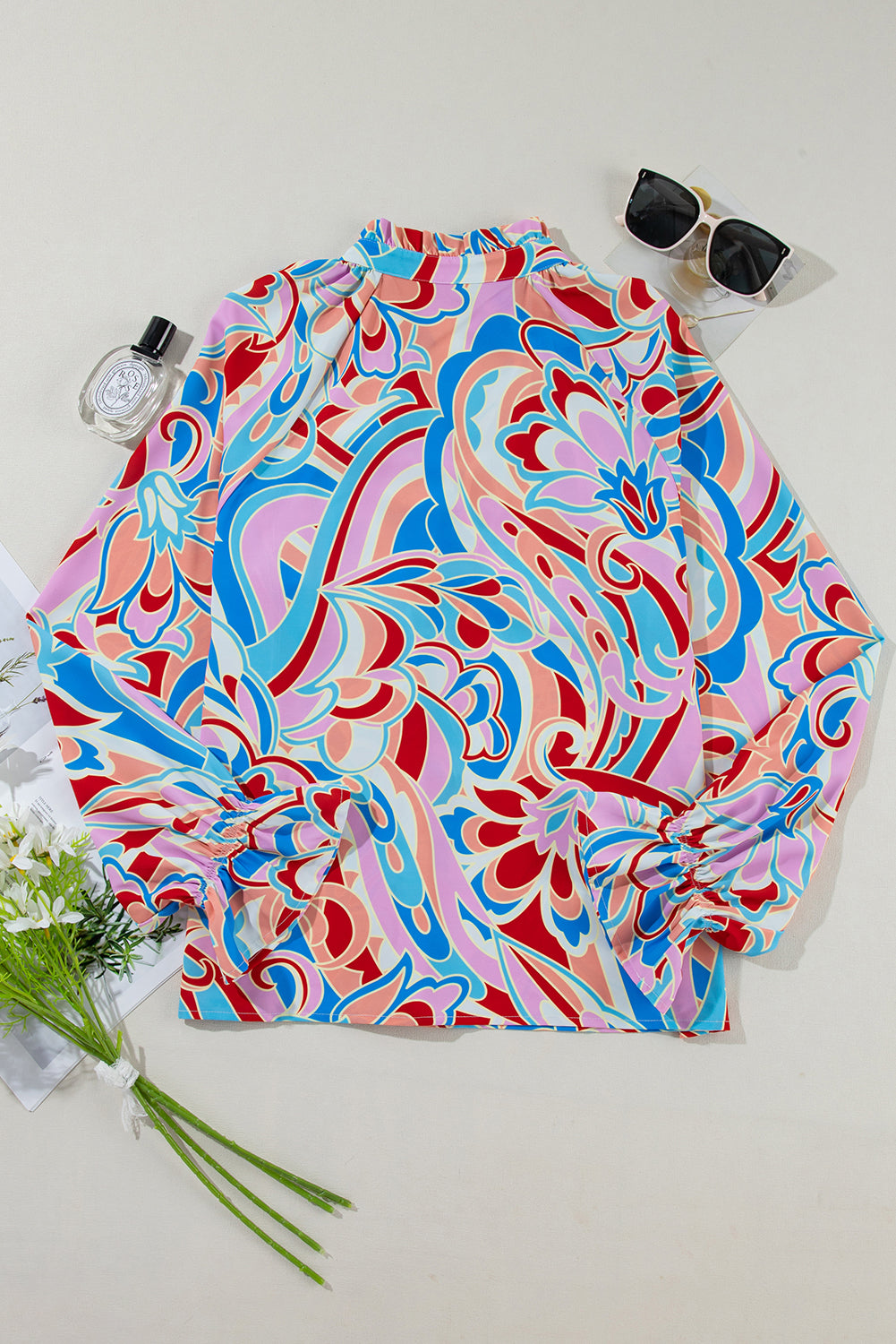 Chemisier rose à imprimé abstrait, col à volants et manches à volants