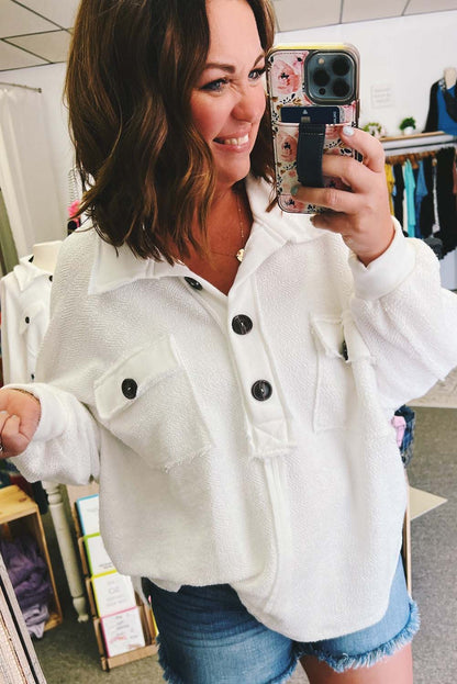 Top henley blanco con bolsillo con solapa y manga larga de talla grande 