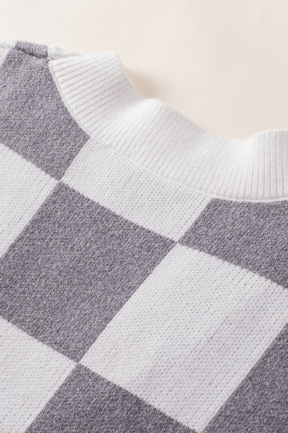 Cárdigan tipo suéter con botones y estampado de cuadros en contraste gris