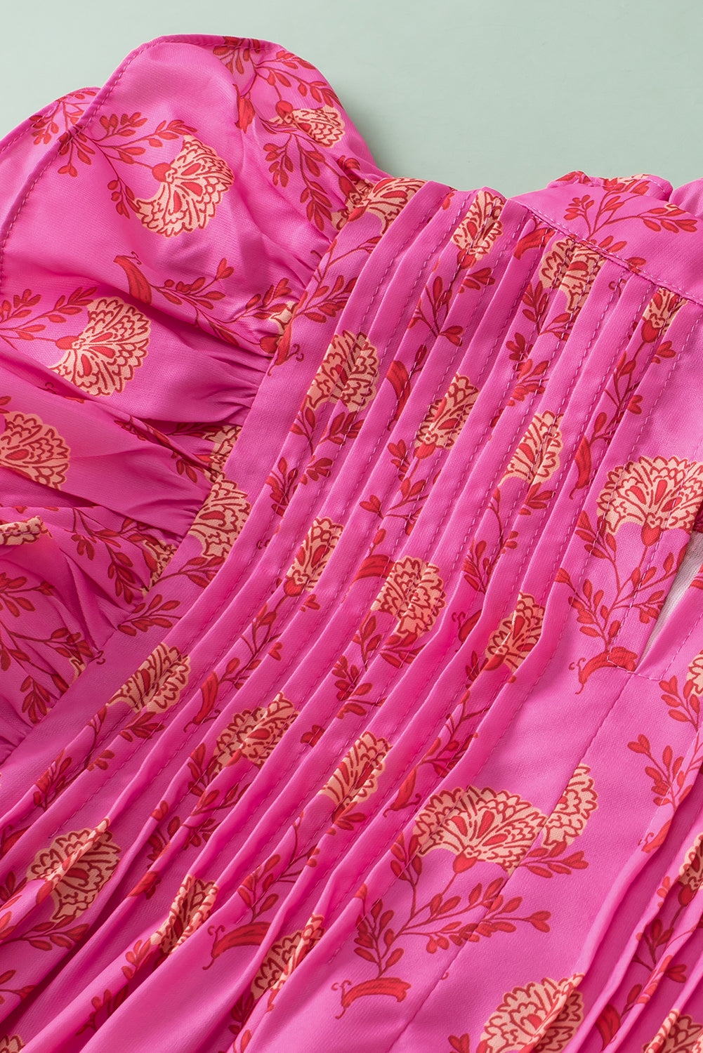 Chemisier plissé à imprimé floral rouge rose et manches flottantes