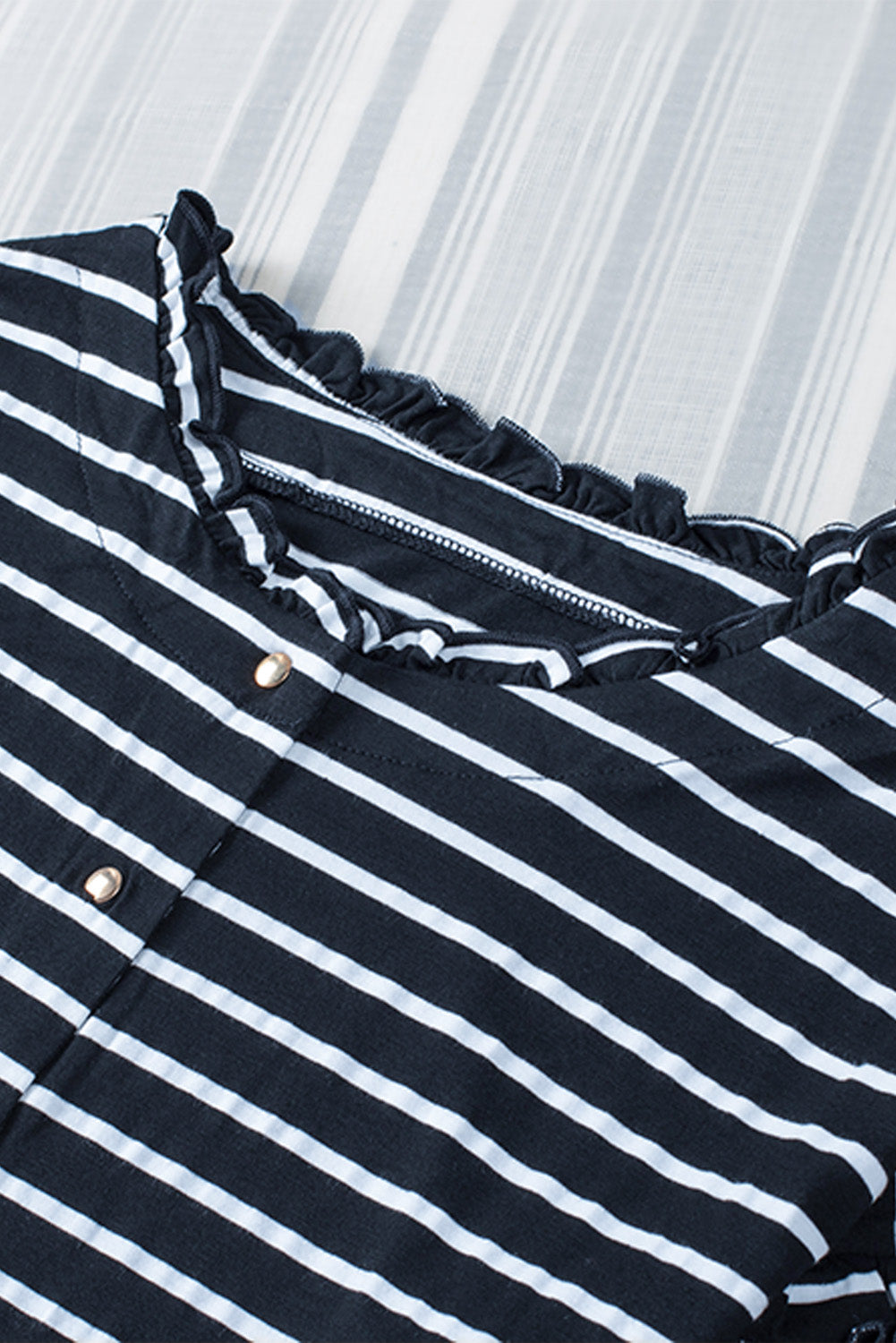 Haut à manches longues boutonné à volants et imprimé rayé