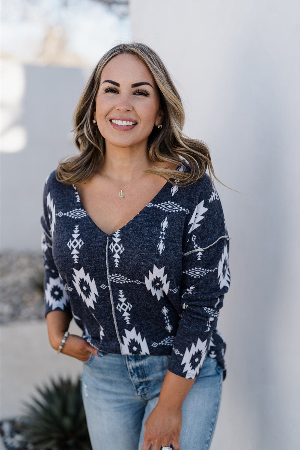 Top gris con costuras expuestas y estampado azteca de talla grande 