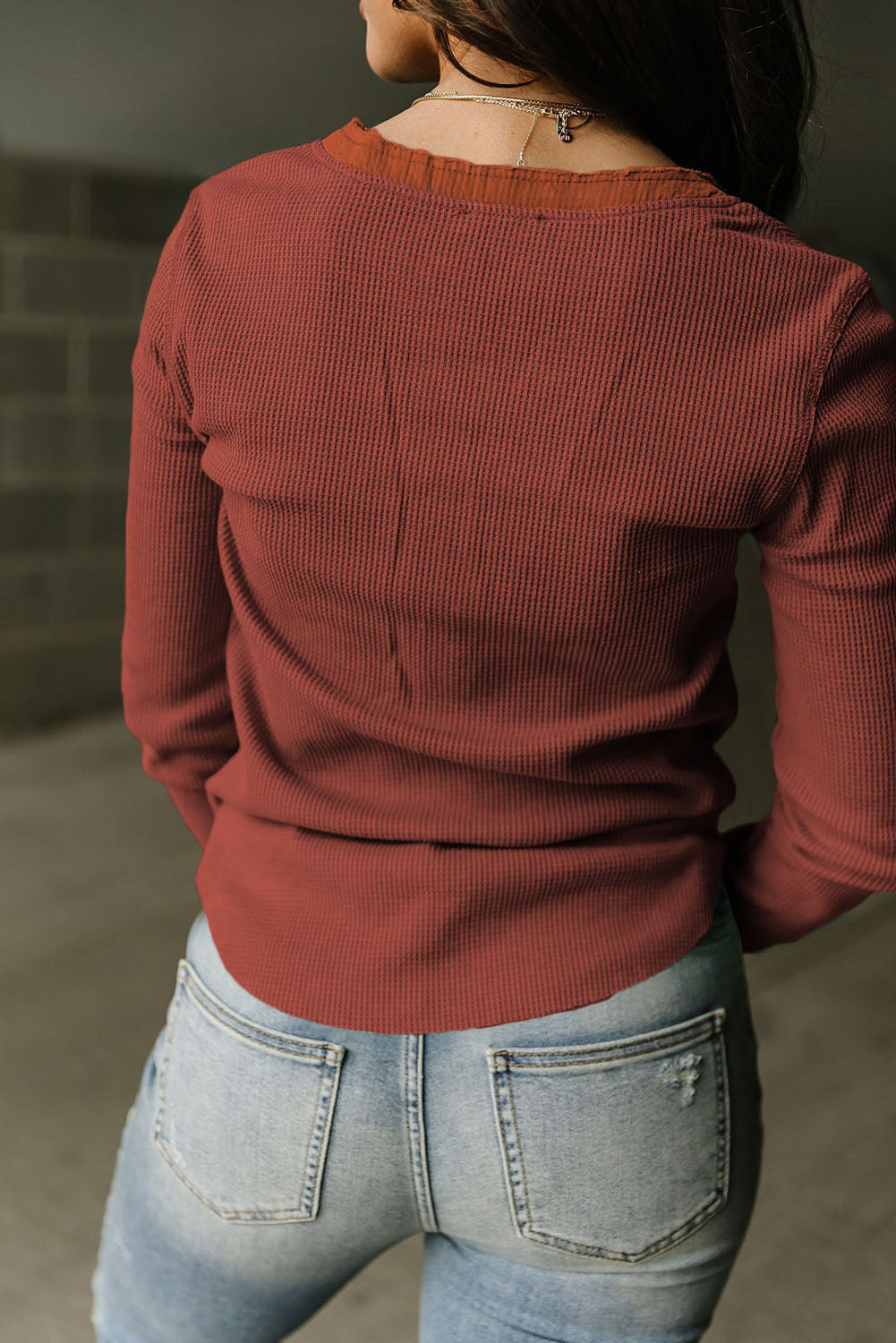 Haut Henley en tricot gaufré à encolure bordée de vert 