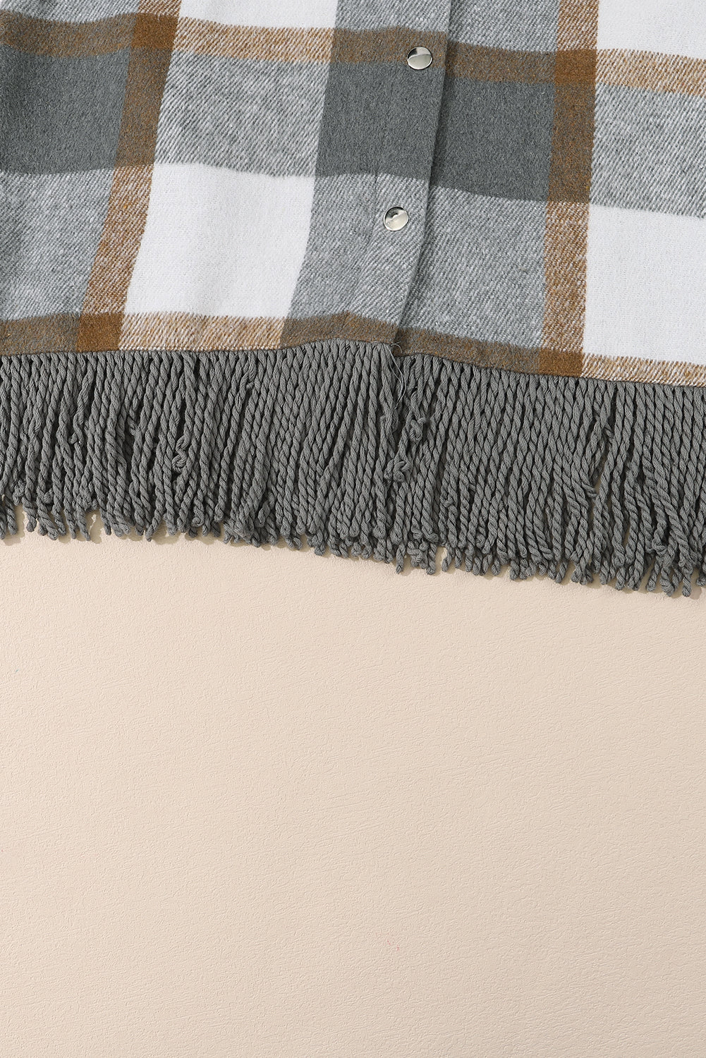 Chaqueta negra con dobladillo con flecos y bolsillo con botones a presión a cuadros 