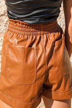 Pantalones cortos de talle alto de cuero sintético con bolsillos de parche marrones 
