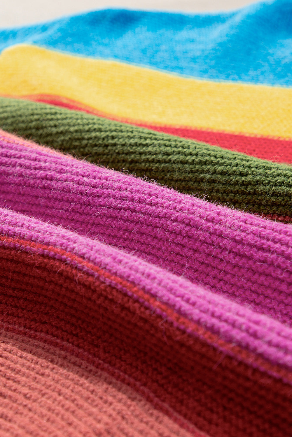 Pull bleu clair à épaules tombantes et textures mixtes