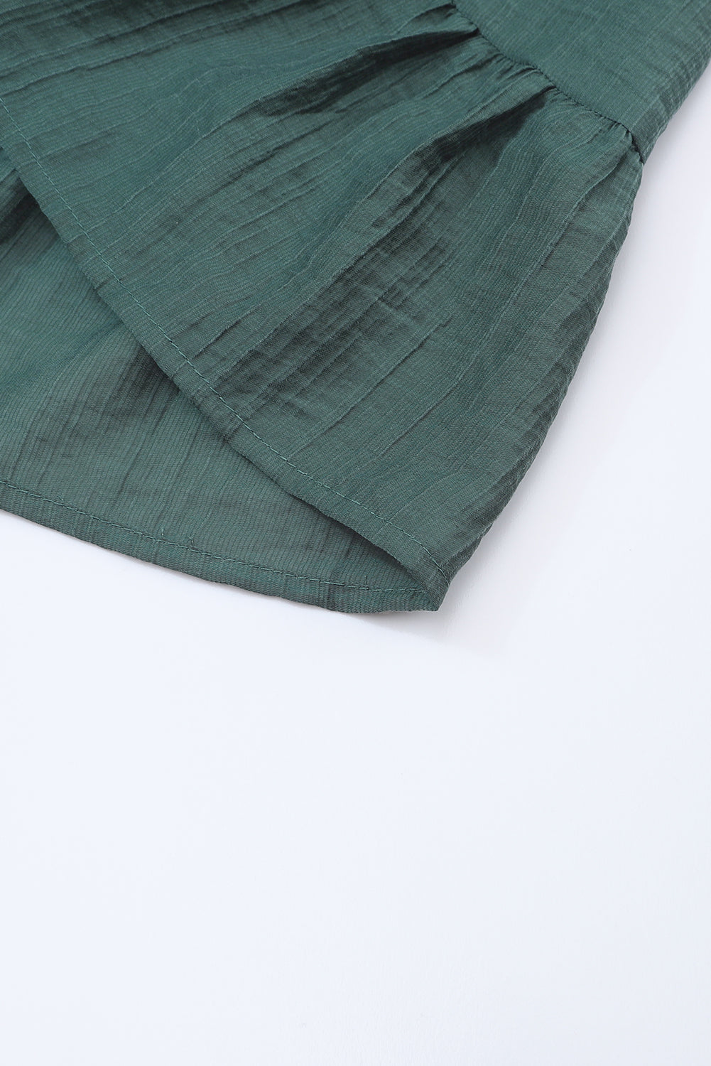 Minivestido negro con cuello cuadrado y manga abullonada