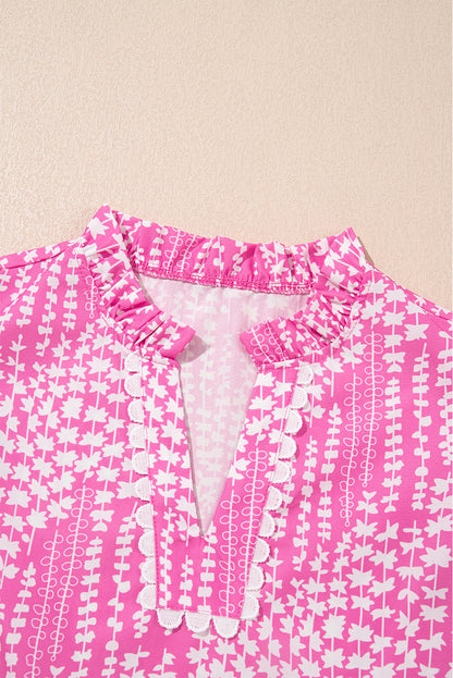 Chemisier rose à imprimé abstrait et bordure Ric Rac, manches flottantes, col en V cranté