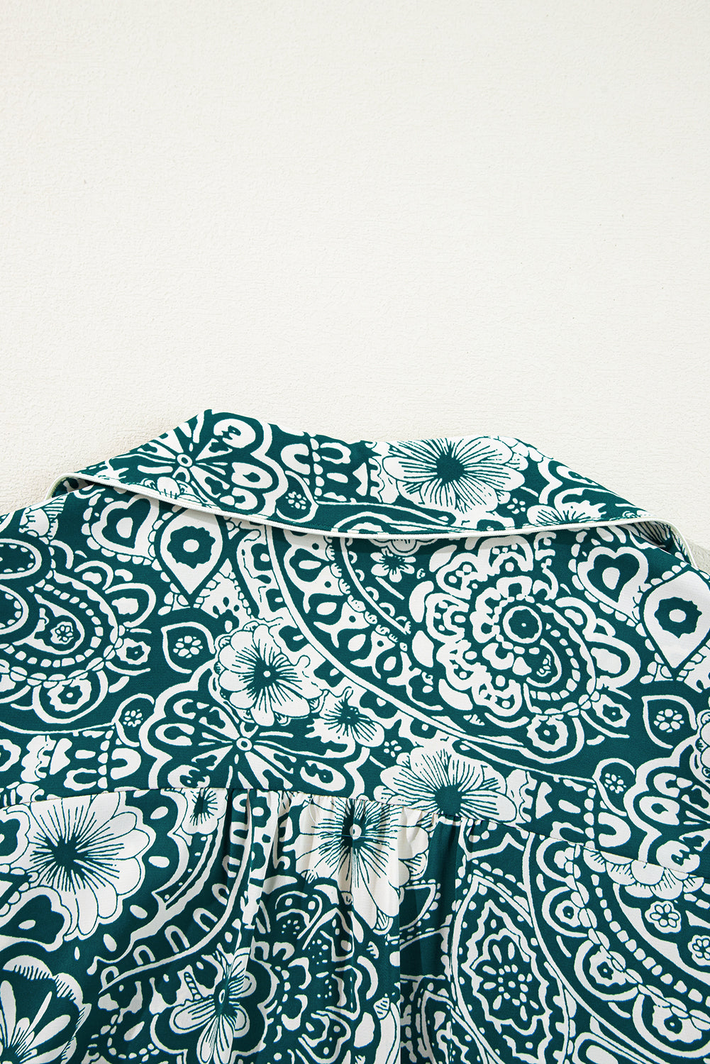 Robe grande taille verte à fleurs et manches à volants, col fendu