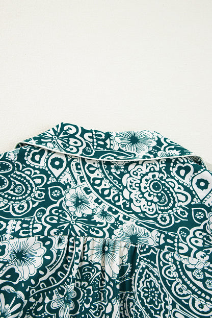 Robe grande taille verte à fleurs et manches à volants, col fendu