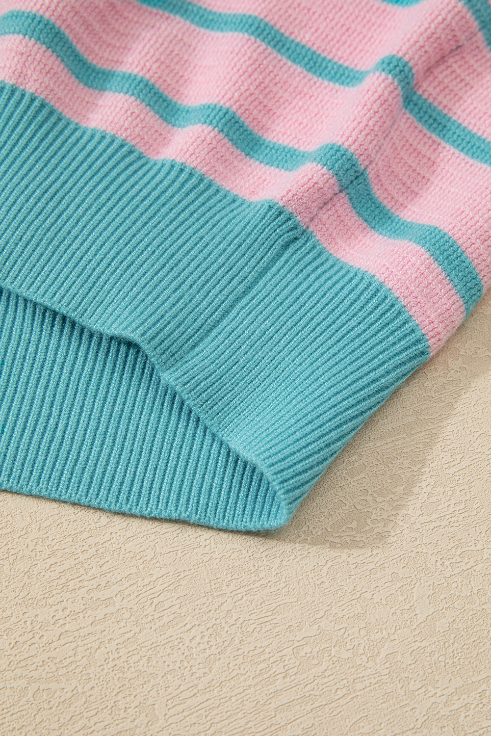 Pull ample à rayures roses, col rond et épaules tombantes