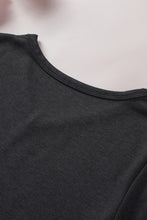Camiseta negra con cuello en V y dobladillo con flecos