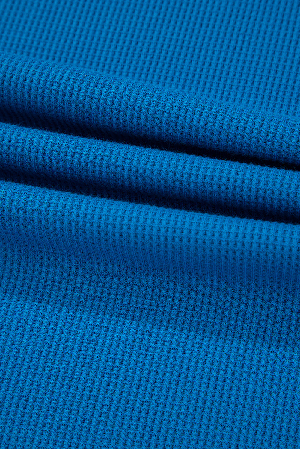 Chemisier en maille côtelée bleu ciel à manches patchwork florales et col en V