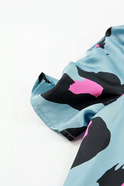 Blusa con estampado de leopardo de manga corta fruncida de color caqui