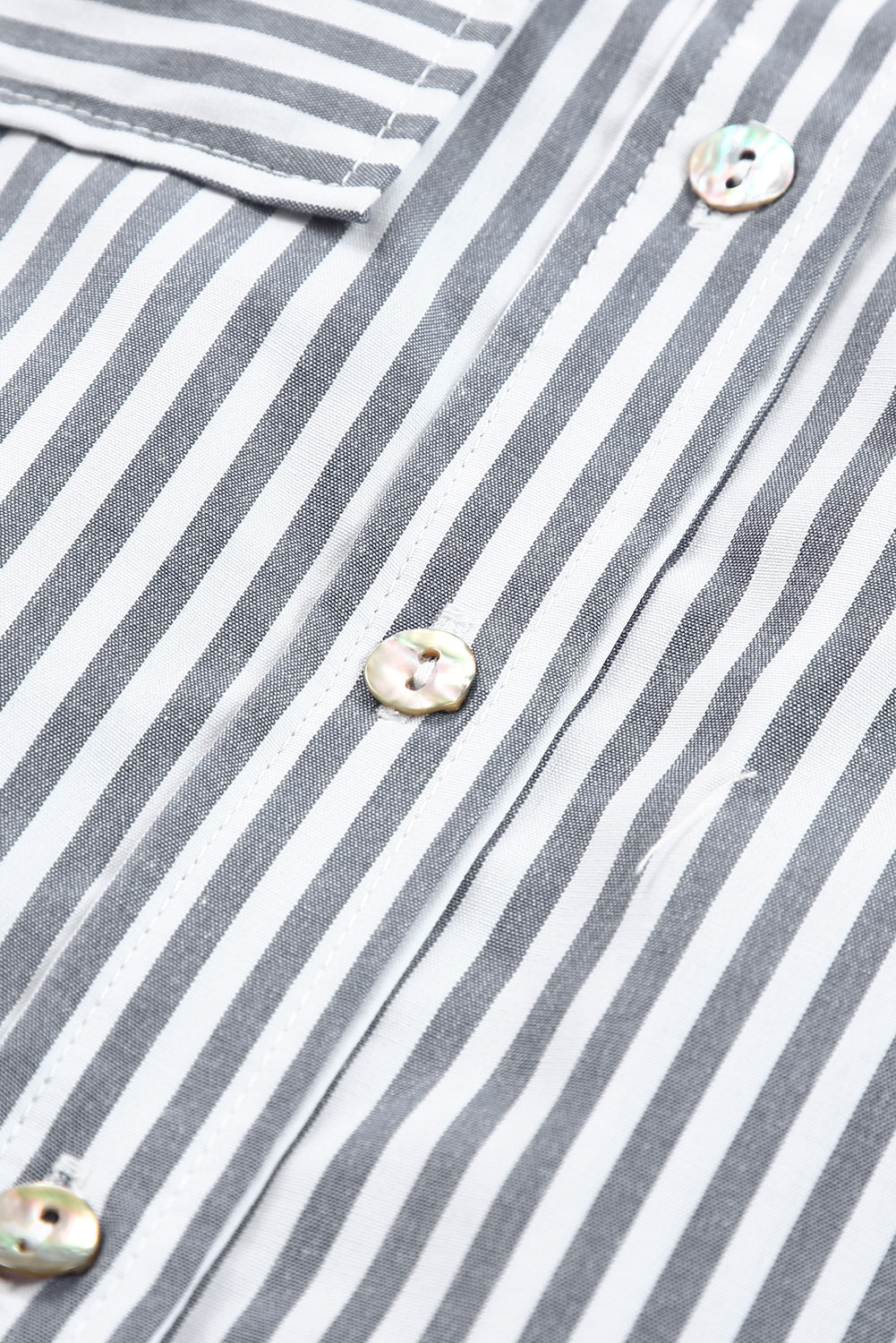 Camisa de manga larga con botones y bolsillos a rayas