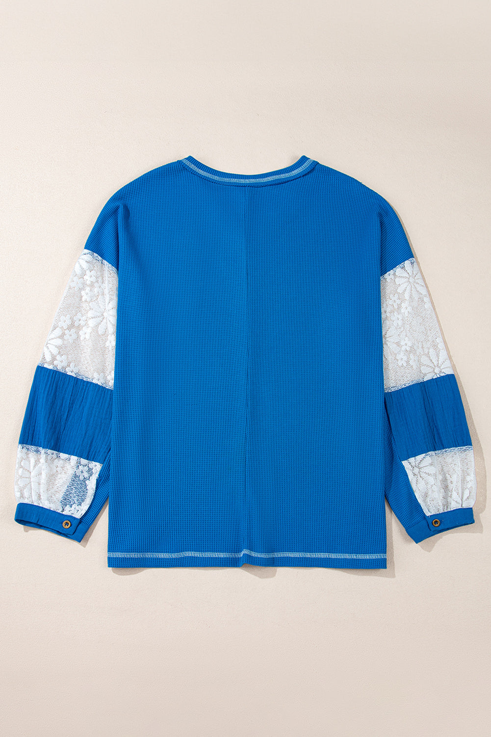 Chemisier en maille côtelée bleu ciel à manches patchwork florales et col en V