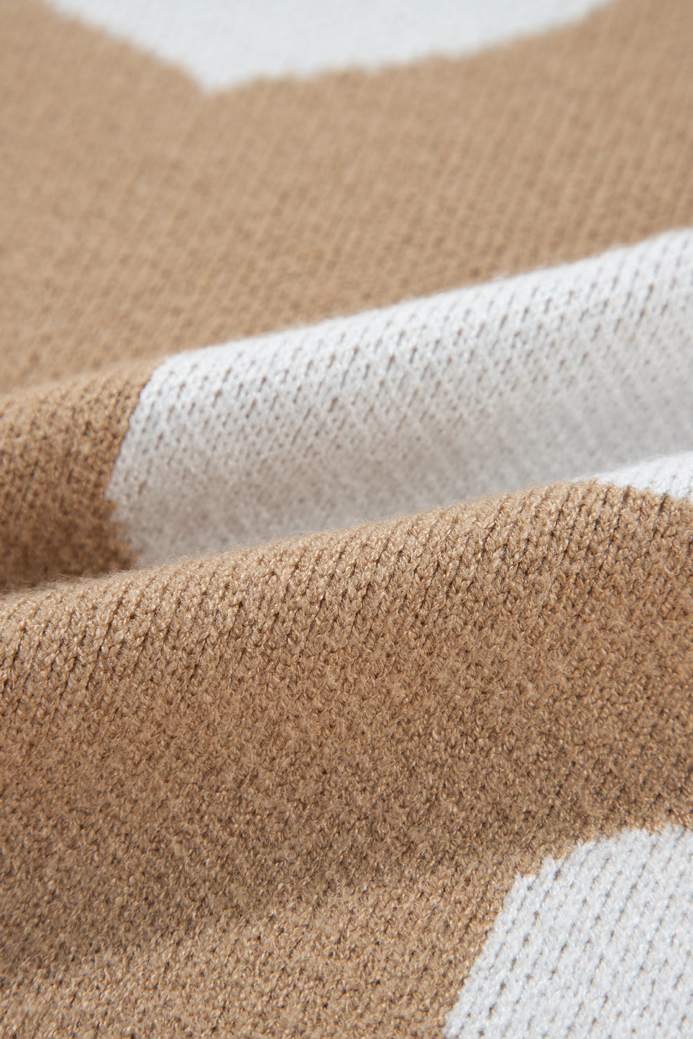 Pull col rond kaki à motif cœur contrasté