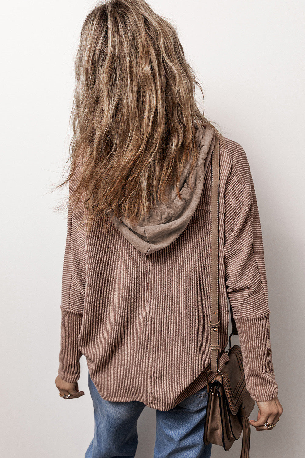 Sweat à capuche marron foncé avec cordon de serrage et poches à rabat