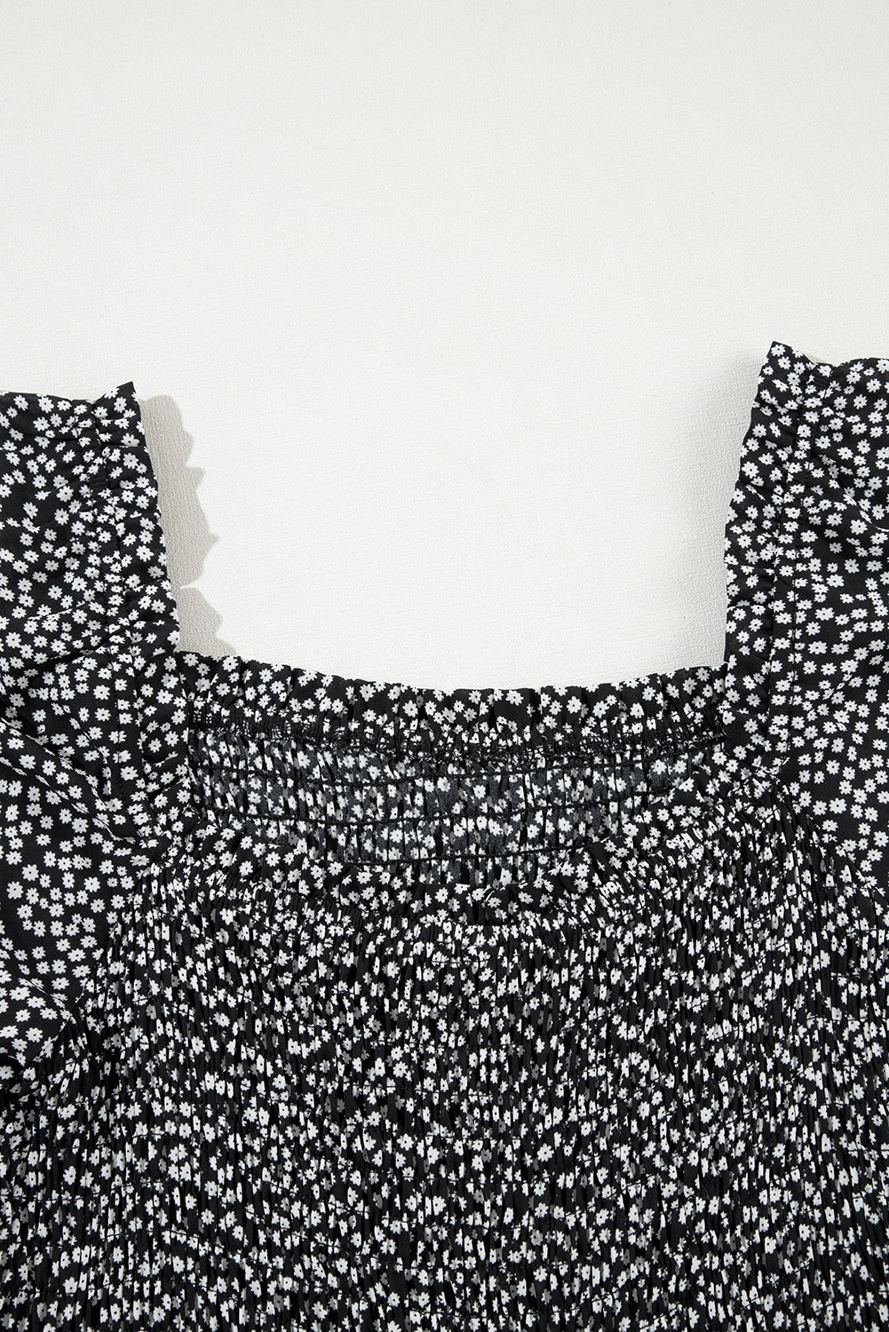 Robe mi-longue noire à imprimé floral et manches longues à col carré