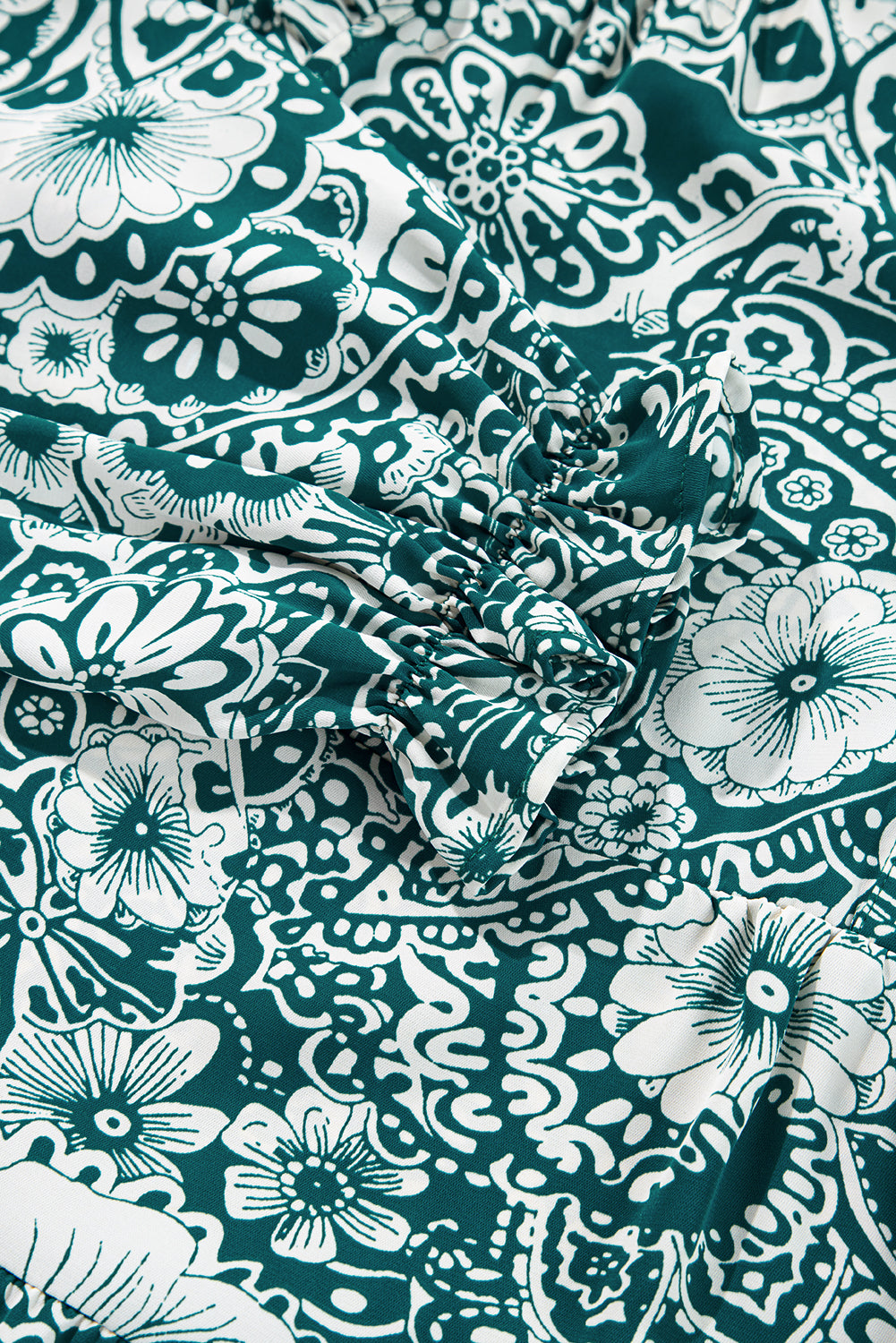 Robe grande taille verte à fleurs et manches à volants, col fendu