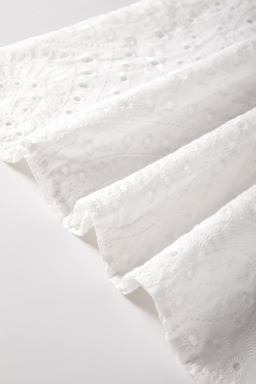 Chemisier blanc à manches bouffantes et col en V brodé à œillets