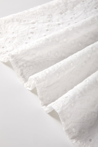 Chemisier blanc à manches bouffantes et col en V brodé à œillets