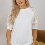 T-shirt blanc à manches courtes et col rond en dentelle crochetée