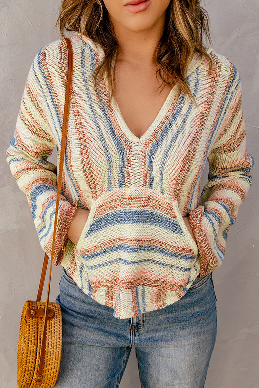 Pull à capuche à rayures multicolores et poche kangourou 