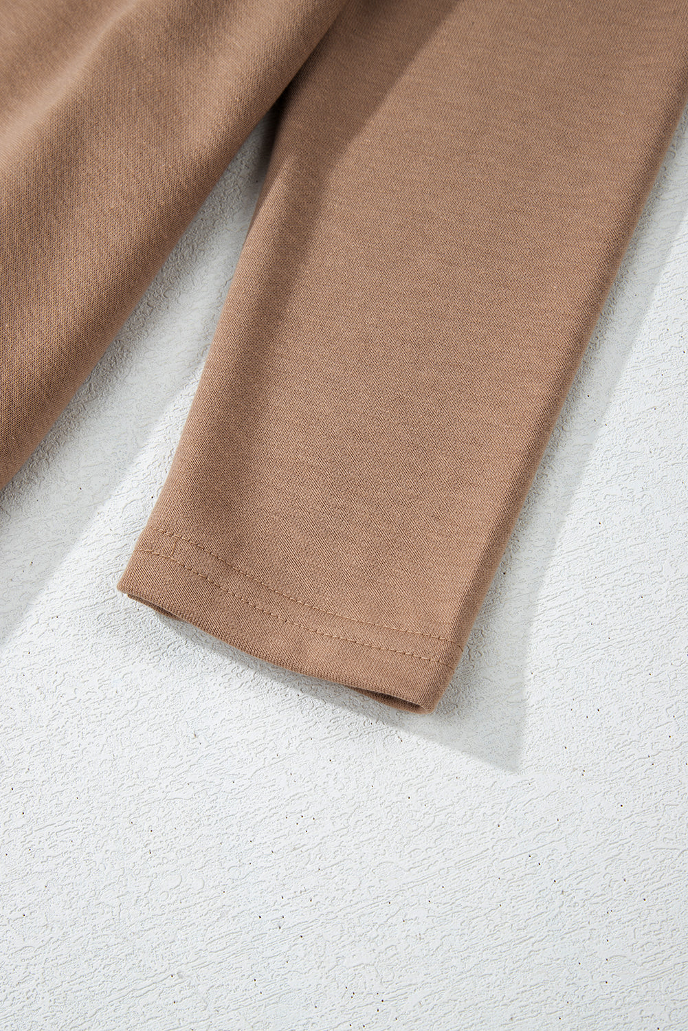 Robe courte à manches longues et col rond en chèvre avec ourlet à volants superposés