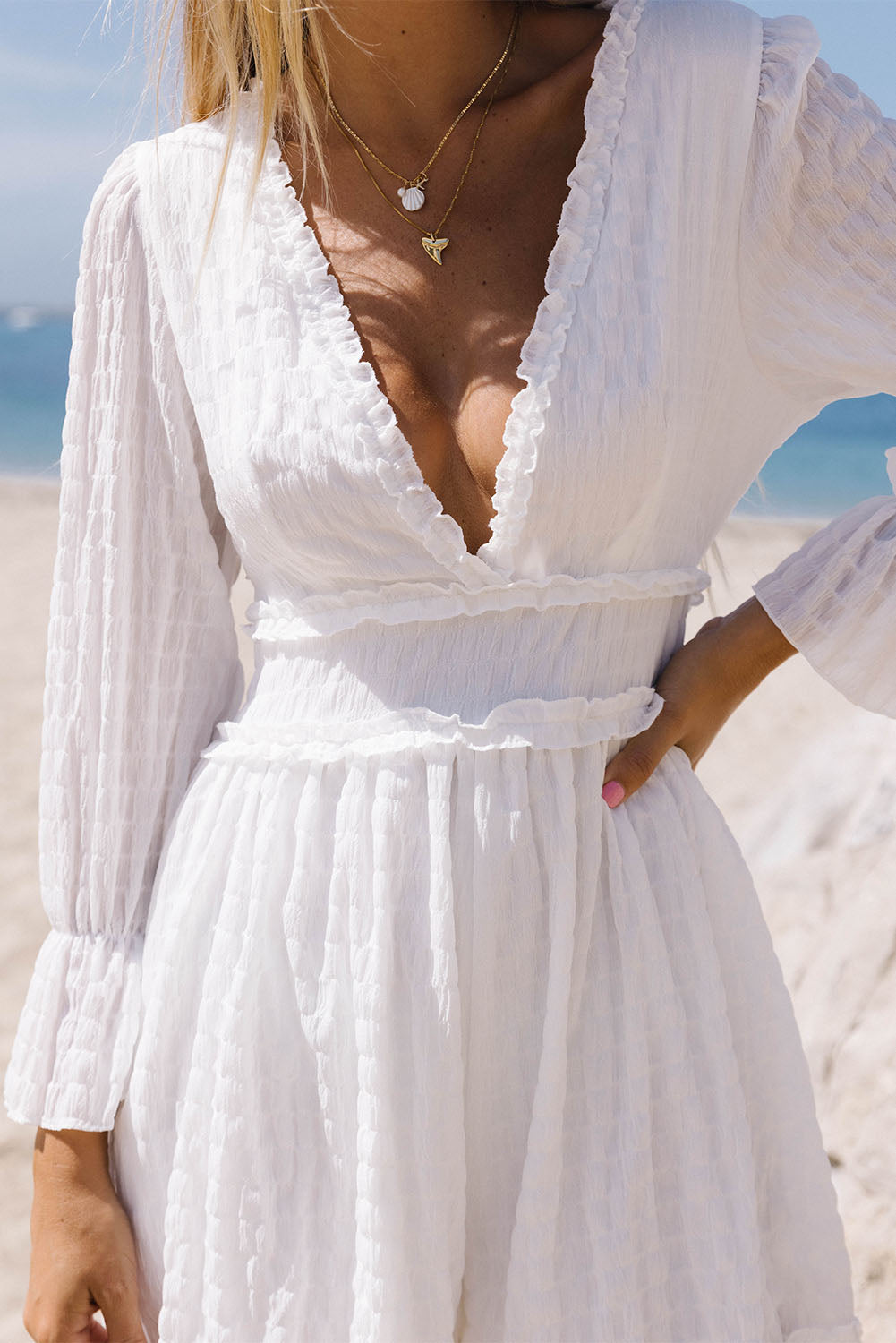 Minivestido texturizado con volantes, cuello en V y mangas acampanadas