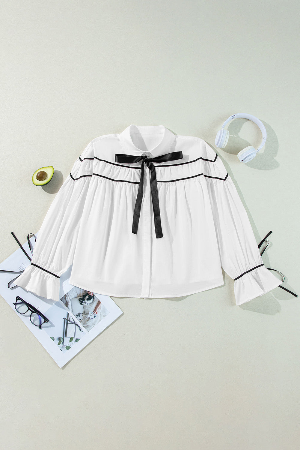 Chemise à manches bouffantes et volants avec col et nœud papillon en ruban passepoilé blanc et noir