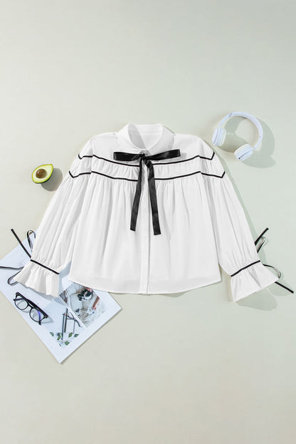 Chemise à manches bouffantes et volants avec col et nœud papillon en ruban passepoilé blanc et noir