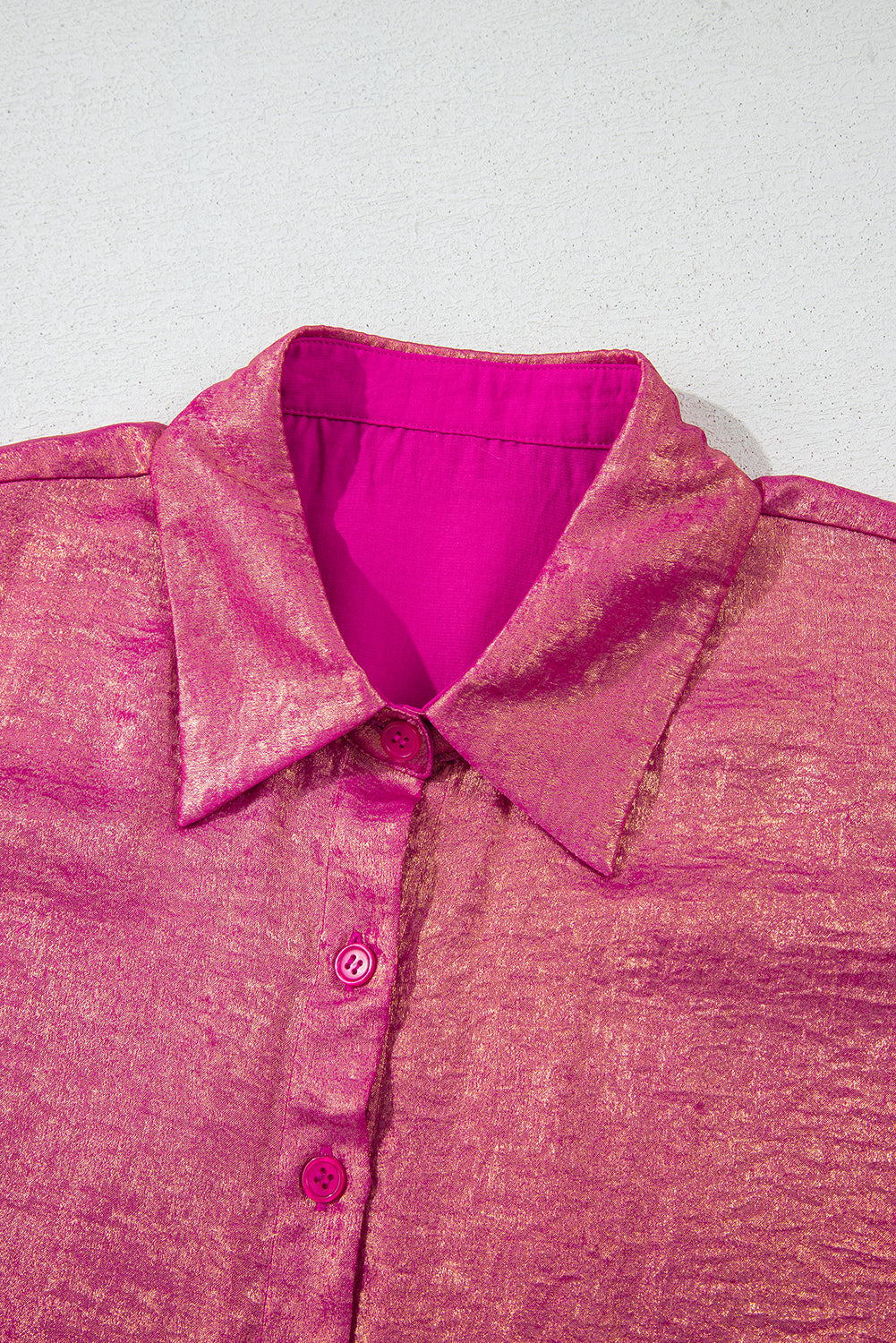 Chemise décontractée boutonnée à manches courtes et à reflets métallisés rouge rose