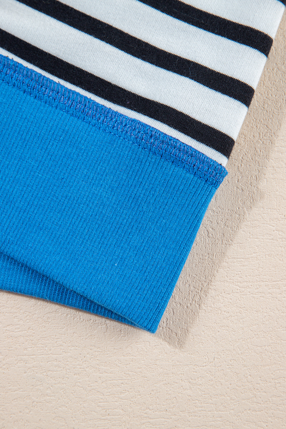 T-shirt oversize à rayures noires et coutures apparentes