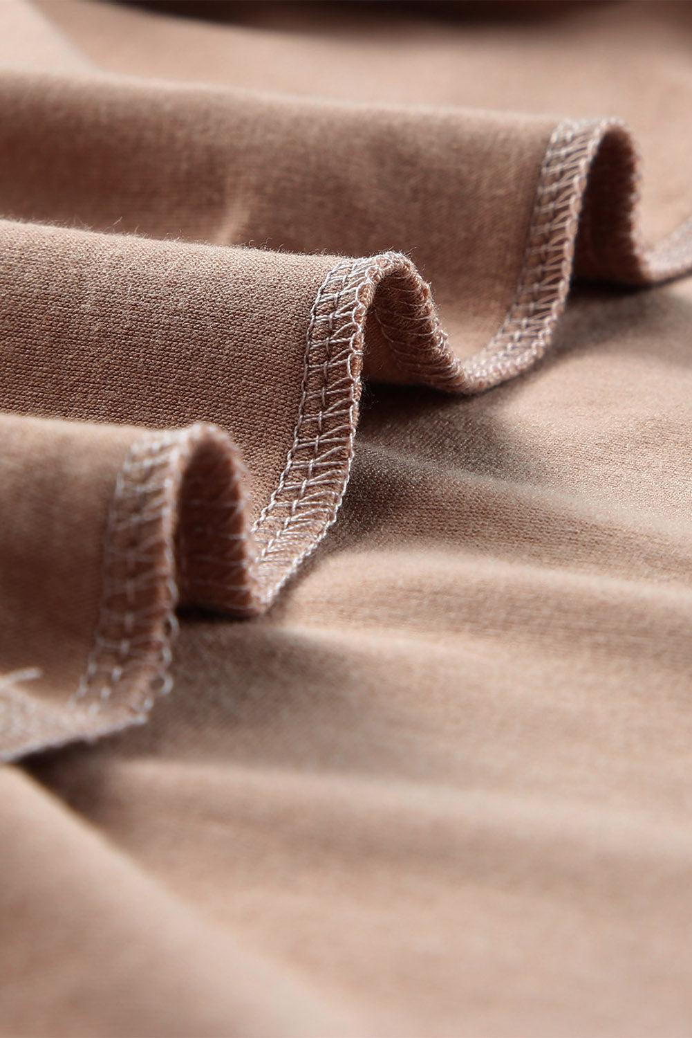 Top caqui de talla grande con bloques de color y canesú de leopardo 