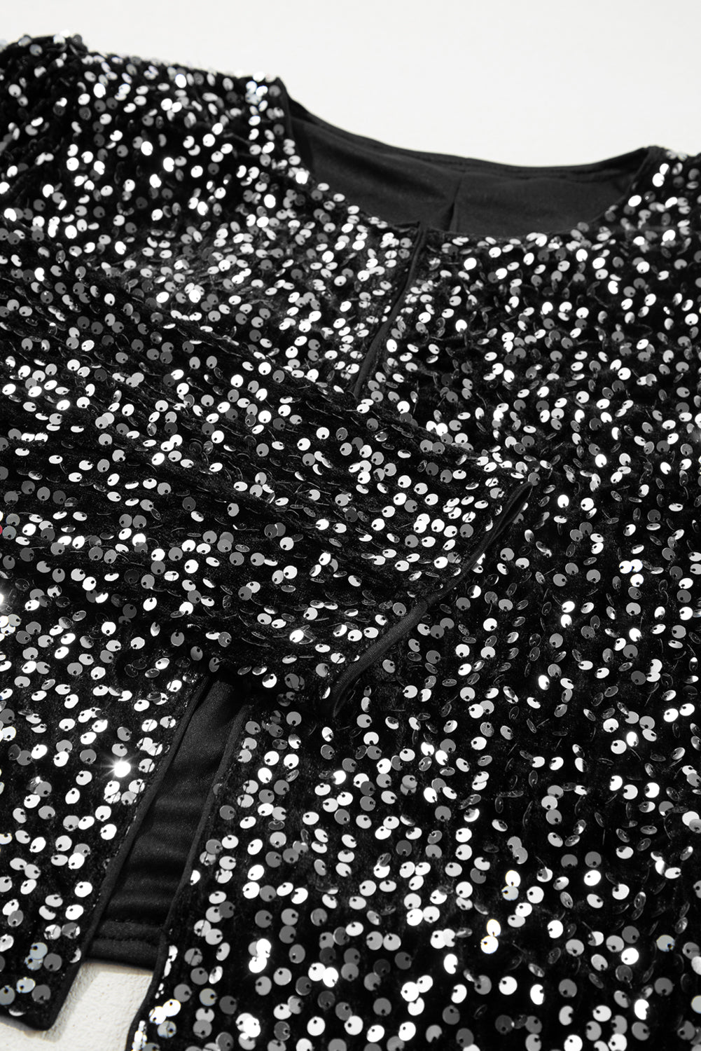 Veste courte ouverte à paillettes noires