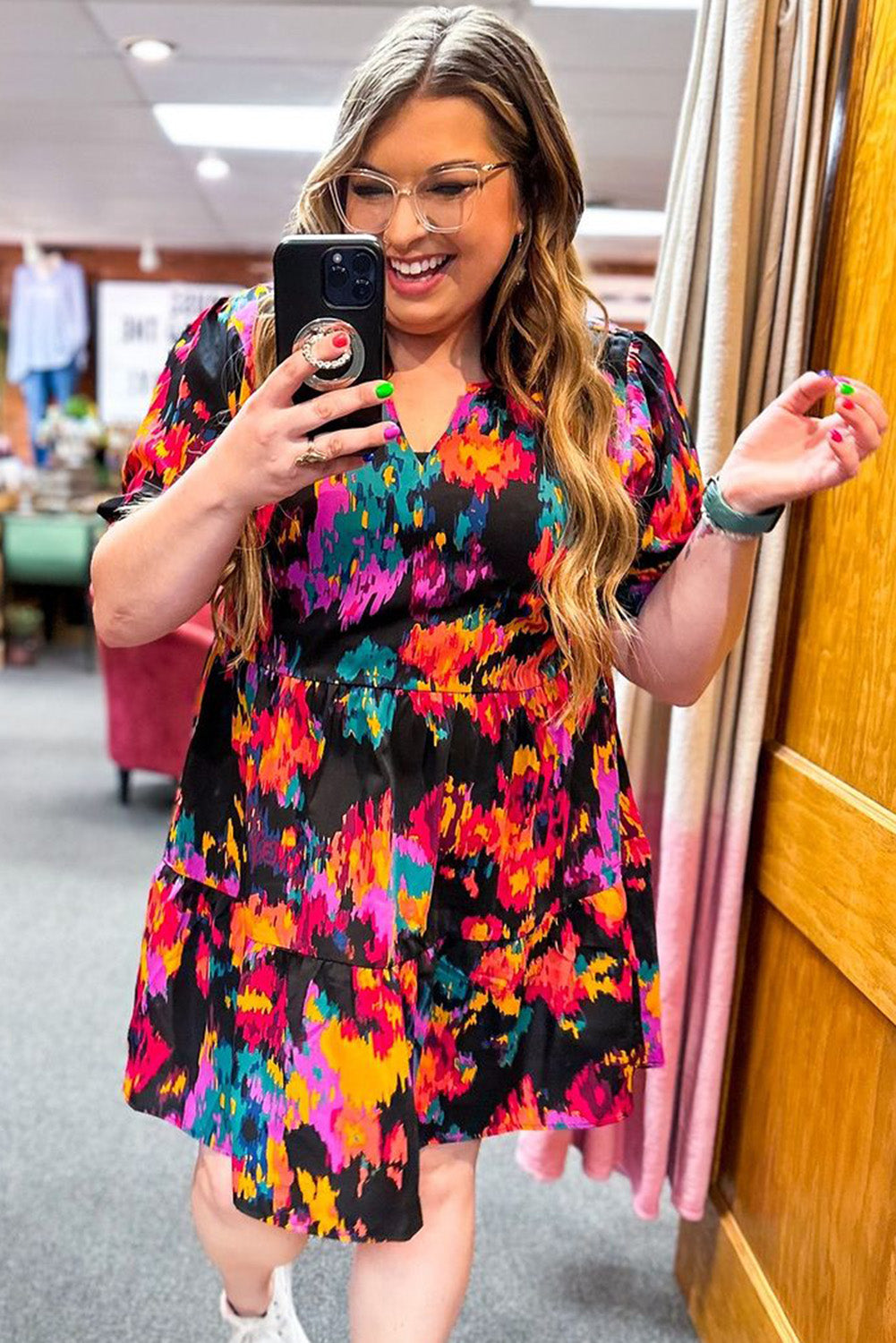 Blusa con mangas abullonadas y cuello en V con estampado de grafiti 